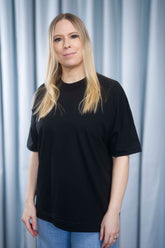 Oversized T-Shirt aus 100 % Bio-Baumwolle in Schwarz – moderner Schnitt mit eingesetzten Ärmeln.