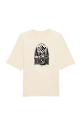 Oversized T-Shirt aus 100 % Bio-Baumwolle mit weitem, modernem Schnitt, erhältlich in Schwarz, Weiss und Natur. Individuell gestaltbar mit Wunschmotiv und frei wählbarer Platzierung. Weiche Qualität, überschnittene Ärmelansätze und lässiger Style für maximalen Tragekomfort. Mit retro Kamera-Illustration, Bergpanorama und Tannenwäldern auf der Brust.