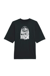 Oversized T-Shirt aus 100 % Bio-Baumwolle mit weitem, modernem Schnitt, erhältlich in Schwarz, Weiss und Natur. Individuell gestaltbar mit Wunschmotiv und frei wählbarer Platzierung. Weiche Qualität, überschnittene Ärmelansätze und lässiger Style für maximalen Tragekomfort. Mit retro Kamera-Illustration, Bergpanorama und Tannenwäldern auf der Brust.