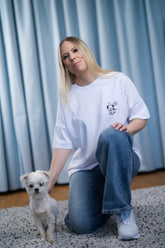Oversized T-Shirt aus 100 % Bio-Baumwolle mit weitem, modernem Schnitt, erhältlich in Schwarz, Weiss und Natur. Individuell gestaltbar mit Wunschmotiv und frei wählbarer Platzierung. Weiche Qualität, überschnittene Ärmelansätze und lässiger Style für maximalen Tragekomfort. Vorderseite: Mit kleinem schwarzen Druck eines fröhlichen Hundes auf der linken Brust. Rückseite: Grosser schwarzer Hundedruck mit Sprechblase und der Aufschrift „DOG girl“.