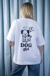 Oversized T-Shirt aus 100 % Bio-Baumwolle mit weitem, modernem Schnitt, erhältlich in Schwarz, Weiss und Natur. Individuell gestaltbar mit Wunschmotiv und frei wählbarer Platzierung. Weiche Qualität, überschnittene Ärmelansätze und lässiger Style für maximalen Tragekomfort. Vorderseite: Mit kleinem schwarzen Druck eines fröhlichen Hundes auf der linken Brust. Rückseite: Grosser schwarzer Hundedruck mit Sprechblase und der Aufschrift „DOG girl“.
