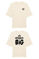 Oversized T-Shirt aus 100 % Bio-Baumwolle mit weitem, modernem Schnitt, erhältlich in Schwarz, Weiss und Natur. Individuell gestaltbar mit Wunschmotiv und frei wählbarer Platzierung. Weiche Qualität, überschnittene Ärmelansätze und lässiger Style für maximalen Tragekomfort. Vorderseite: Krone auf der linken Brust. Rückseite: Grosser Schriftzug „dream BIG“ mit Krone darüber.