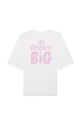 Oversized T-Shirt aus 100 % Bio-Baumwolle mit weitem, modernem Schnitt, erhältlich in Schwarz, Weiss und Natur. Individuell gestaltbar mit Wunschmotiv und frei wählbarer Platzierung. Weiche Qualität, überschnittene Ärmelansätze und lässiger Style für maximalen Tragekomfort. Grosser Schriftzug „dream BIG“ mit Krone darüber auf der Rückseite.