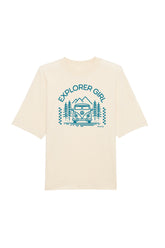 Oversized T-Shirt aus 100 % Bio-Baumwolle mit weitem, modernem Schnitt, erhältlich in Schwarz, Weiss und Natur. Individuell gestaltbar mit Wunschmotiv und frei wählbarer Platzierung. Weiche Qualität, überschnittene Ärmelansätze und lässiger Style für maximalen Tragekomfort. Mit Aufdruck "EXPLORER GIRL", einem VW-Bus, Tannen und Bergen auf der Vorderseite – modernes Design für Outdoor-Liebhaberinnen.