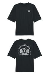 Oversized T-Shirt aus 100 % Bio-Baumwolle mit weitem, modernem Schnitt, erhältlich in Schwarz, Weiss und Natur. Individuell gestaltbar mit Wunschmotiv und frei wählbarer Platzierung. Weiche Qualität, überschnittene Ärmelansätze und lässiger Style für maximalen Tragekomfort. Mit Aufdruck auf dem Rücken "EXPLORER GIRL", einem VW-Bus, Tannen und Bergen und einem kleinen Aufdruck auf der linken Brust – modernes Design für Outdoor-Liebhaberinnen.