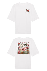 Oversized T-Shirt aus 100 % Bio-Baumwolle mit weitem, modernem Schnitt, erhältlich in Schwarz, Weiss und Natur. Individuell gestaltbar mit Wunschmotiv und frei wählbarer Platzierung. Weiche Qualität, überschnittene Ärmelansätze und lässiger Style für maximalen Tragekomfort. Vorderseite: Farbiger Schmetterling auf der linken Brust. Rückseite: Buntes Blumen- und Schmetterlingsfeld im Illustrationsstil.