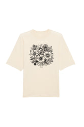 Oversized T-Shirt aus 100 % Bio-Baumwolle mit weitem, modernem Schnitt, erhältlich in Schwarz, Weiss und Natur. Individuell gestaltbar mit Wunschmotiv und frei wählbarer Platzierung. Weiche Qualität, überschnittene Ärmelansätze und lässiger Style für maximalen Tragekomfort. Rückseite:Mit großem schwarzen Blumenmuster aus verschiedenen stilisierten Blüten und Blättern. Vorderseite: T-Shirt mit einfarbigem Blumenprint auf der Vorderseite.