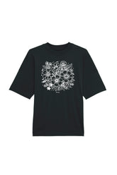 Oversized T-Shirt aus 100 % Bio-Baumwolle mit weitem, modernem Schnitt, erhältlich in Schwarz, Weiss und Natur. Individuell gestaltbar mit Wunschmotiv und frei wählbarer Platzierung. Weiche Qualität, überschnittene Ärmelansätze und lässiger Style für maximalen Tragekomfort. Rückseite:Mit großem schwarzen Blumenmuster aus verschiedenen stilisierten Blüten und Blättern. Vorderseite: T-Shirt mit einfarbigem Blumenprint auf der Vorderseite.