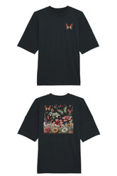 Oversized T-Shirt aus 100 % Bio-Baumwolle mit weitem, modernem Schnitt, erhältlich in Schwarz, Weiss und Natur. Individuell gestaltbar mit Wunschmotiv und frei wählbarer Platzierung. Weiche Qualität, überschnittene Ärmelansätze und lässiger Style für maximalen Tragekomfort. Vorderseite: Farbiger Schmetterling auf der linken Brust. Rückseite: Buntes Blumen- und Schmetterlingsfeld im Illustrationsstil.