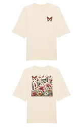 Oversized T-Shirt aus 100 % Bio-Baumwolle mit weitem, modernem Schnitt, erhältlich in Schwarz, Weiss und Natur. Individuell gestaltbar mit Wunschmotiv und frei wählbarer Platzierung. Weiche Qualität, überschnittene Ärmelansätze und lässiger Style für maximalen Tragekomfort. Vorderseite: Farbiger Schmetterling auf der linken Brust. Rückseite: Buntes Blumen- und Schmetterlingsfeld im Illustrationsstil.
