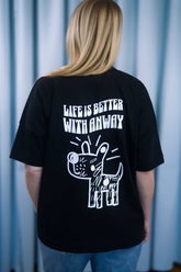 Oversized T-Shirt aus 100 % Bio-Baumwolle mit weitem, modernem Schnitt, erhältlich in Schwarz, Weiss und Natur. Individuell gestaltbar mit Wunschmotiv und frei wählbarer Platzierung. Weiche Qualität, überschnittene Ärmelansätze und lässiger Style für maximalen Tragekomfort. Vorderseite: Kleiner Hund im Comic-Stil auf der linken Brust. Rückseite: Handgezeichnetes Hundemotiv und Schriftzug „LIFE IS BETTER WITH ANWAY“