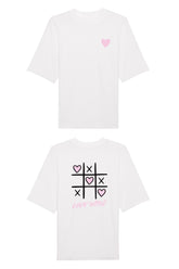 Oversized T-Shirt aus 100 % Bio-Baumwolle mit weitem, modernem Schnitt, erhältlich in Schwarz, Weiss und Natur. Individuell gestaltbar mit Wunschmotiv und frei wählbarer Platzierung. Weiche Qualität, überschnittene Ärmelansätze und lässiger Style für maximalen Tragekomfort. Vorderseite: Rosa Herz auf der linken Brust. Rückseite: Tic-Tac-Toe-Motiv mit rosa Herzen und darunter der Schriftzug „LOVE WINS“ in rosa.