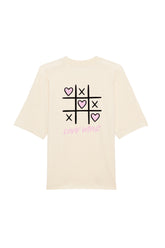 Oversized T-Shirt aus 100 % Bio-Baumwolle mit weitem, modernem Schnitt, erhältlich in Schwarz, Weiss und Natur. Individuell gestaltbar mit Wunschmotiv und frei wählbarer Platzierung. Weiche Qualität, überschnittene Ärmelansätze und lässiger Style für maximalen Tragekomfort. Tic-Tac-Toe-Motiv mit rosa Herzen und darunter der Schriftzug „LOVE WINS“ in rosa auf der Rückseite.