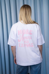 Unisex T-Shirt Oversized aus 100% Bio-Baumwolle White weiss mit rosa Print Aufdruck More Amore Per Favore