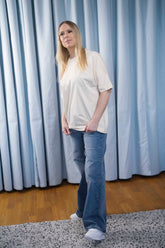 Oversized T-Shirt aus 100 % Bio-Baumwolle in Natur – moderner Schnitt mit eingesetzten Ärmeln.