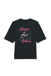 Oversized T-Shirt aus 100 % Bio-Baumwolle mit weitem, modernem Schnitt, erhältlich in Schwarz, Weiss und Natur. Individuell gestaltbar mit Wunschmotiv und frei wählbarer Platzierung. Weiche Qualität, überschnittene Ärmelansätze und lässiger Style für maximalen Tragekomfort. T-Shirt mit einer Cowgirl-Illustration mit Peitsche und dem rosa Schriftzug „Anway Power“ auf der Vorderseite.