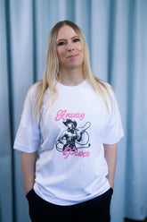 Oversized T-Shirt aus 100 % Bio-Baumwolle mit weitem, modernem Schnitt, erhältlich in Schwarz, Weiss und Natur. Individuell gestaltbar mit Wunschmotiv und frei wählbarer Platzierung. Weiche Qualität, überschnittene Ärmelansätze und lässiger Style für maximalen Tragekomfort. T-Shirt mit einer Cowgirl-Illustration mit Peitsche und dem rosa Schriftzug „Anway Power“ auf der Vorderseite.