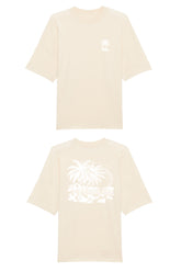 Oversized T-Shirt aus 100 % Bio-Baumwolle mit weitem, modernem Schnitt, erhältlich in Schwarz, Weiss und Natur. Individuell gestaltbar mit Wunschmotiv und frei wählbarer Platzierung. Weiche Qualität, überschnittene Ärmelansätze und lässiger Style für maximalen Tragekomfort. T-Shirt mit kleinem Motiv einer Palme und eines Liegestuhls auf der linken Brust und einem detaillierten Strandmotiv mit Palmen, Kokosnüssen und Sonnenuntergang auf der Rückseite.