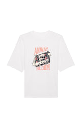 Oversized T-Shirt aus 100 % Bio-Baumwolle mit weitem, modernem Schnitt, erhältlich in Schwarz, Weiss und Natur. Individuell gestaltbar mit Wunschmotiv und frei wählbarer Platzierung. Weiche Qualität, überschnittene Ärmelansätze und lässiger Style für maximalen Tragekomfort. Als Motiv auf der Vorderseite eine Kassette, dekoriert mit Blumen, eingerahmt von Sternen – Text „ANWAY BLOOM“.