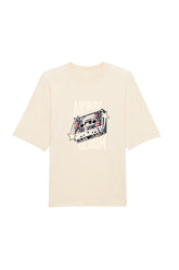 Oversized T-Shirt aus 100 % Bio-Baumwolle mit weitem, modernem Schnitt, erhältlich in Schwarz, Weiss und Natur. Individuell gestaltbar mit Wunschmotiv und frei wählbarer Platzierung. Weiche Qualität, überschnittene Ärmelansätze und lässiger Style für maximalen Tragekomfort. Als Motiv auf der Vorderseite eine Kassette, dekoriert mit Blumen, eingerahmt von Sternen – Text „ANWAY BLOOM“.