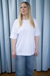 Oversized T-Shirt aus 100 % Bio-Baumwolle in Weiss – moderner Schnitt mit eingesetzten Ärmeln.
