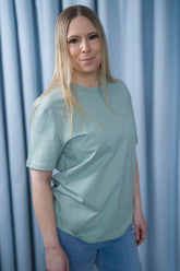 T-Shirt aus Bio-Baumwolle mit normaler Passform – in Aloegrün (Aloe), Rosa (Cotton Pink), Hellblau (Blue Soul), Lavendel (Lavender), Weiss (White) oder Schwarz (Black) erhältlich.