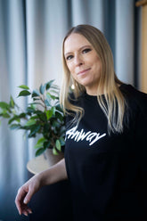 T-Shirt aus 100 % Bio-Baumwolle mit normaler Passform, erhältlich in verschiedenen Farben wie Blue Soul, Cotton Pink, Lavender, Aloe, Weiss und Schwarz. Individuell bedruckbar mit Wunschmotiv. Weiches, angenehm leichtes Material für hohen Tragekomfort. Ideal für einen zeitgemässen, entspannten Look. Mit weissem Anway-Logo in Pinsel-Schrift auf der Brust.