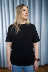 T-Shirt aus Bio-Baumwolle mit normaler Passform – in Schwarz (Black), Weiss (White), Aloegrün (Aloe), Rosa (Cotton Pink), Hellblau (Blue Soul) oder Lavendel (Lavender) erhältlich.