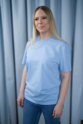 T-Shirt aus Bio-Baumwolle mit normaler Passform – in Hellblau (Blue Soul), Rosa (Cotton Pink), Lavendel (Lavender), Aloegrün (Aloe), Weiss (White) oder Schwarz (Black) erhältlich.