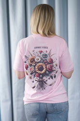 T-Shirt aus 100 % Bio-Baumwolle mit normaler Passform, erhältlich in verschiedenen Farben wie Blue Soul, Cotton Pink, Lavender, Aloe, Weiss und Schwarz. Individuell bedruckbar mit Wunschmotiv. Weiches, angenehm leichtes Material für hohen Tragekomfort. Ideal für einen zeitgemässen, entspannten Look. Mit grossem buntem Blumenstrauss auf dem Rücken und „ANWAY VIBES“-Schriftzug.