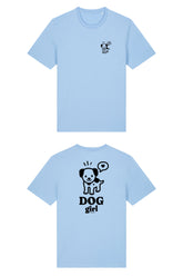 T-Shirt aus 100 % Bio-Baumwolle mit normaler Passform, erhältlich in verschiedenen Farben wie Blue Soul, Cotton Pink, Lavender, Aloe, Weiss und Schwarz. Individuell bedruckbar mit Wunschmotiv. Weiches, angenehm leichtes Material für hohen Tragekomfort. Ideal für einen zeitgemässen, entspannten Look. Vorderseite: Mit kleinem schwarzen Druck eines fröhlichen Hundes auf der linken Brust. Rückseite: Grosser schwarzer Hundedruck mit Sprechblase und der Aufschrift „DOG girl“.