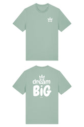 T-Shirt aus 100 % Bio-Baumwolle mit normaler Passform, erhältlich in verschiedenen Farben wie Blue Soul, Cotton Pink, Lavender, Aloe, Weiss und Schwarz. Individuell bedruckbar mit Wunschmotiv. Weiches, angenehm leichtes Material für hohen Tragekomfort. Ideal für einen zeitgemässen, entspannten Look. Vorderseite: Krone auf der linken Brust. Rückseite: Grosser Schriftzug „dream BIG“ mit Krone darüber.