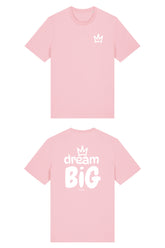 T-Shirt aus 100 % Bio-Baumwolle mit normaler Passform, erhältlich in verschiedenen Farben wie Blue Soul, Cotton Pink, Lavender, Aloe, Weiss und Schwarz. Individuell bedruckbar mit Wunschmotiv. Weiches, angenehm leichtes Material für hohen Tragekomfort. Ideal für einen zeitgemässen, entspannten Look. Vorderseite: Krone auf der linken Brust. Rückseite: Grosser Schriftzug „dream BIG“ mit Krone darüber.