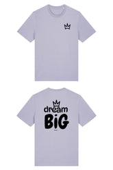 T-Shirt aus 100 % Bio-Baumwolle mit normaler Passform, erhältlich in verschiedenen Farben wie Blue Soul, Cotton Pink, Lavender, Aloe, Weiss und Schwarz. Individuell bedruckbar mit Wunschmotiv. Weiches, angenehm leichtes Material für hohen Tragekomfort. Ideal für einen zeitgemässen, entspannten Look. Vorderseite: Krone auf der linken Brust. Rückseite: Grosser Schriftzug „dream BIG“ mit Krone darüber.
