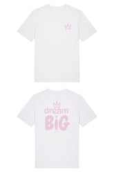 T-Shirt aus 100 % Bio-Baumwolle mit normaler Passform, erhältlich in verschiedenen Farben wie Blue Soul, Cotton Pink, Lavender, Aloe, Weiss und Schwarz. Individuell bedruckbar mit Wunschmotiv. Weiches, angenehm leichtes Material für hohen Tragekomfort. Ideal für einen zeitgemässen, entspannten Look. Vorderseite: Krone auf der linken Brust. Rückseite: Grosser Schriftzug „dream BIG“ mit Krone darüber.
