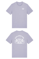 T-Shirt aus 100 % Bio-Baumwolle mit normaler Passform, erhältlich in verschiedenen Farben wie Blue Soul, Cotton Pink, Lavender, Aloe, Weiss und Schwarz. Individuell bedruckbar mit Wunschmotiv. Weiches, angenehm leichtes Material für hohen Tragekomfort. Ideal für einen zeitgemässen, entspannten Look. Mit Aufdruck auf dem Rücken "EXPLORER GIRL", einem VW-Bus, Tannen und Bergen und einem kleinen Aufdruck auf der linken Brust – modernes Design für Outdoor-Liebhaberinnen.