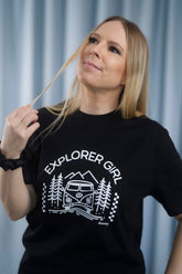 T-Shirt aus 100 % Bio-Baumwolle mit normaler Passform, erhältlich in verschiedenen Farben wie Blue Soul, Cotton Pink, Lavender, Aloe, Weiss und Schwarz. Individuell bedruckbar mit Wunschmotiv. Weiches, angenehm leichtes Material für hohen Tragekomfort. Ideal für einen zeitgemässen, entspannten Look. Mit Aufdruck "EXPLORER GIRL", einem VW-Bus, Tannen und Bergen auf der Vorderseite – modernes Design für Outdoor-Liebhaberinnen.