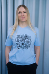 T-Shirt aus 100 % Bio-Baumwolle mit normaler Passform, erhältlich in verschiedenen Farben wie Blue Soul, Cotton Pink, Lavender, Aloe, Weiss und Schwarz. Individuell bedruckbar mit Wunschmotiv. Weiches, angenehm leichtes Material für hohen Tragekomfort. Ideal für einen zeitgemässen, entspannten Look. Vorderseite: T-Shirt mit einfarbigem Blumenprint auf der Vorderseite.