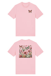 T-Shirt aus 100 % Bio-Baumwolle mit normaler Passform, erhältlich in verschiedenen Farben wie Blue Soul, Cotton Pink, Lavender, Aloe, Weiss und Schwarz. Individuell bedruckbar mit Wunschmotiv. Weiches, angenehm leichtes Material für hohen Tragekomfort. Ideal für einen zeitgemässen, entspannten Look. Vorderseite: Farbiger Schmetterling auf der linken Brust. Rückseite: Buntes Blumen- und Schmetterlingsfeld im Illustrationsstil.