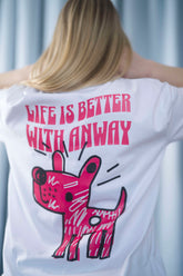 T-Shirt aus 100 % Bio-Baumwolle mit normaler Passform, erhältlich in verschiedenen Farben wie Blue Soul, Cotton Pink, Lavender, Aloe, Weiss und Schwarz. Individuell bedruckbar mit Wunschmotiv. Weiches, angenehm leichtes Material für hohen Tragekomfort. Ideal für einen zeitgemässen, entspannten Look. Vorderseite: Kleiner Hund im Comic-Stil auf der linken Brust. Rückseite: Handgezeichnetes Hundemotiv und Schriftzug „LIFE IS BETTER WITH ANWAY“