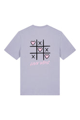 T-Shirt aus 100 % Bio-Baumwolle mit normaler Passform, erhältlich in verschiedenen Farben wie Blue Soul, Cotton Pink, Lavender, Aloe, Weiss und Schwarz. Individuell bedruckbar mit Wunschmotiv. Weiches, angenehm leichtes Material für hohen Tragekomfort. Ideal für einen zeitgemässen, entspannten Look. Tic-Tac-Toe-Motiv mit rosa Herzen und darunter der Schriftzug „LOVE WINS“ in rosa auf der Rückseite.