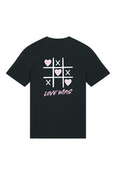 T-Shirt aus 100 % Bio-Baumwolle mit normaler Passform, erhältlich in verschiedenen Farben wie Blue Soul, Cotton Pink, Lavender, Aloe, Weiss und Schwarz. Individuell bedruckbar mit Wunschmotiv. Weiches, angenehm leichtes Material für hohen Tragekomfort. Ideal für einen zeitgemässen, entspannten Look. Tic-Tac-Toe-Motiv mit rosa Herzen und darunter der Schriftzug „LOVE WINS“ in rosa auf der Rückseite.