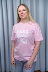 Unisex T-Shirt aus 100% Bio-Baumwolle Cotton Pink rosa mit weissem Print Aufdruck More Amore Per Favore