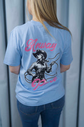 T-Shirt aus 100 % Bio-Baumwolle mit normaler Passform, erhältlich in verschiedenen Farben wie Blue Soul, Cotton Pink, Lavender, Aloe, Weiss und Schwarz. Individuell bedruckbar mit Wunschmotiv. Weiches, angenehm leichtes Material für hohen Tragekomfort. Ideal für einen zeitgemässen, entspannten Look. T-Shirt mit einer Cowgirl-Illustration mit Peitsche und dem rosa Schriftzug „Anway Power“ auf der Rückseite.