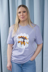 T-Shirt aus 100 % Bio-Baumwolle mit normaler Passform, erhältlich in verschiedenen Farben wie Blue Soul, Cotton Pink, Lavender, Aloe, Weiss und Schwarz. Individuell bedruckbar mit Wunschmotiv. Weiches, angenehm leichtes Material für hohen Tragekomfort. Ideal für einen zeitgemässen, entspannten Look. Design mit Sonnenblume und Text „GOOD DAY TO BLOOM“ auf der Vorderseite.