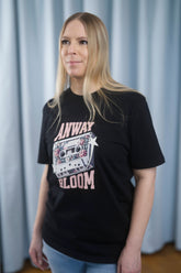 T-Shirt aus 100 % Bio-Baumwolle mit normaler Passform, erhältlich in verschiedenen Farben wie Blue Soul, Cotton Pink, Lavender, Aloe, Weiss und Schwarz. Individuell bedruckbar mit Wunschmotiv. Weiches, angenehm leichtes Material für hohen Tragekomfort. Ideal für einen zeitgemässen, entspannten Look. Als Motiv auf der Vorderseite eine Kassette, dekoriert mit Blumen, eingerahmt von Sternen – Text „ANWAY BLOOM“.