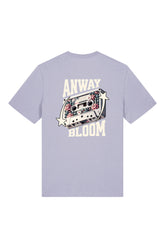 T-Shirt aus 100 % Bio-Baumwolle mit normaler Passform, erhältlich in verschiedenen Farben wie Blue Soul, Cotton Pink, Lavender, Aloe, Weiss und Schwarz. Individuell bedruckbar mit Wunschmotiv. Weiches, angenehm leichtes Material für hohen Tragekomfort. Ideal für einen zeitgemässen, entspannten Look. Als Motiv auf der Rückseite eine Kassette, dekoriert mit Blumen, eingerahmt von Sternen – Text „ANWAY BLOOM“.