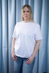 T-Shirt aus Bio-Baumwolle mit normaler Passform – in Weiss (White), Schwarz (Black), Aloegrün (Aloe), Rosa (Cotton Pink), Hellblau (Blue Soul) oder Lavendel (Lavender) erhältlich.