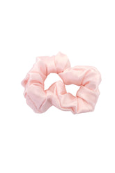 Midi Scrunchie aus 100 % Seide – sanfter Haargummi für optimalen Halt, elegantes Accessoire für Haare oder als Hingucker am Handgelenk in der Farbe Pink.