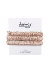 3er-Set Seiden-Scrunchies in der Farbe Incarnadine – schonender Haargummi aus 100 % Seide für sanften Halt ohne Haarbruch.